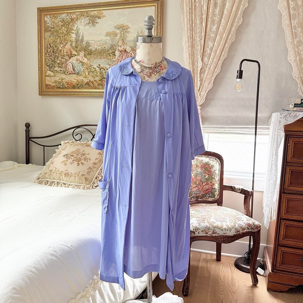 90s Lorraine medium lavender nylon peignoir robe and‎ matching slip set